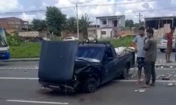 Carro fica completamente destruído em grave acidente na Avenida das Flores