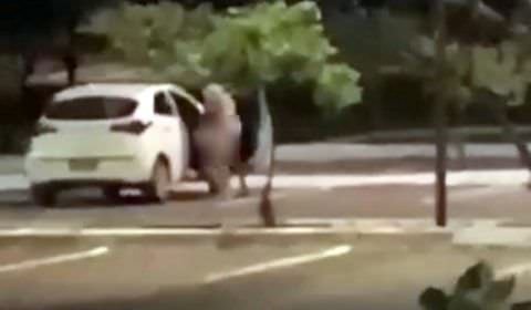 Casal é flagrado fazendo sexo em estacionamento