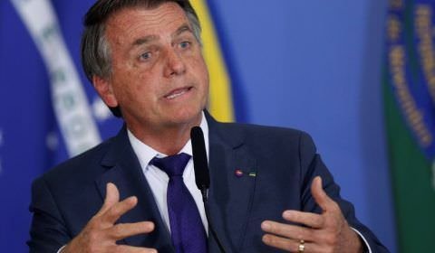 Bolsonaro muda discurso e diz que tirou nove dias de férias