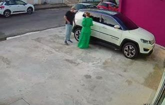 Criminoso rende mulher e rouba carro na frente de loja em Manaus; Veja vídeo