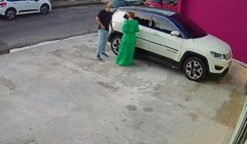 Criminoso rende mulher e rouba carro na frente de loja em Manaus; Veja vídeo