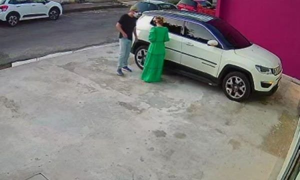 Criminoso rende mulher e rouba carro na frente de loja em Manaus; Veja vídeo