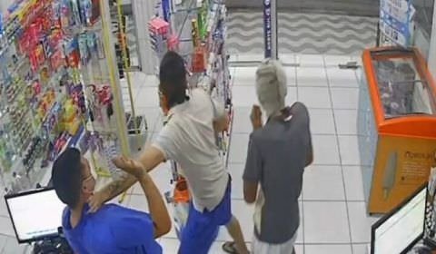 Criminoso sufoca funcionário durante assalto a farmácia; assista