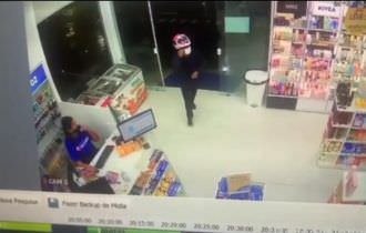 De capacete rosa, criminoso anuncia assalto em drogaria na Cachoeirinha (vídeo)