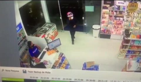 De capacete rosa, criminoso anuncia assalto em drogaria na Cachoeirinha (vídeo)