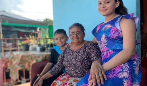 ‘Eles não conseguiam dormir’, diz avó que adotou casal de netos após filha ser vítima de feminicídio