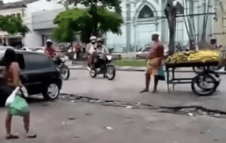 Esposa encontra marido dando rolê de moto com amante e também sobe na garupa; veja vídeo