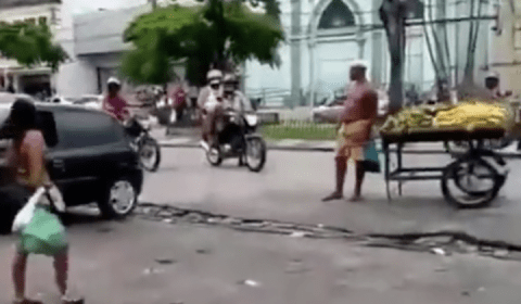 Esposa encontra marido dando rolê de moto com amante e também sobe na garupa; veja vídeo