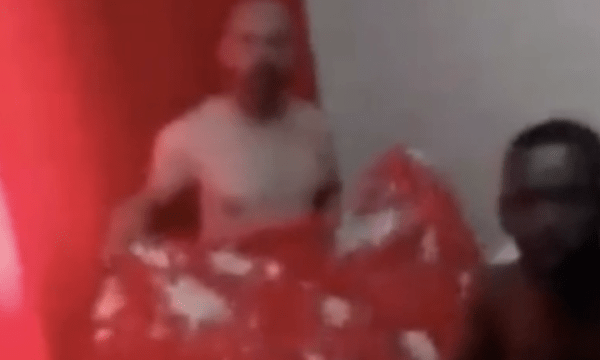 Esposa flagra marido dando ‘ré no quibe’ com moreno de 23cm; veja vídeo