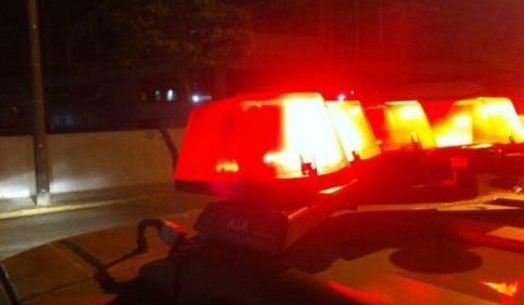 Filho surta e agride a própria mãe com chutes, socos e pontapés