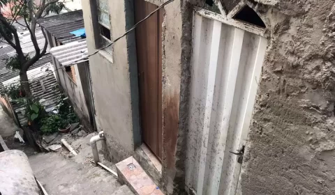 Homem é morto com tiros na cabeça enquanto arrumava telhado de casa