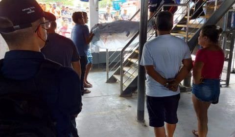 Homem mata mulher a facadas na frente do próprio filho no AM