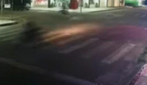 Homem morre após ser arremessado em grave acidente de trânsito; veja o momento da colisão