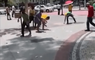 Homem recebe rescisão e sai jogando dinheiro no meio da rua; veja vídeo