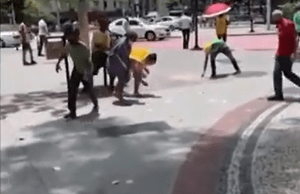 Homem recebe rescisão e sai jogando dinheiro no meio da rua; veja vídeo