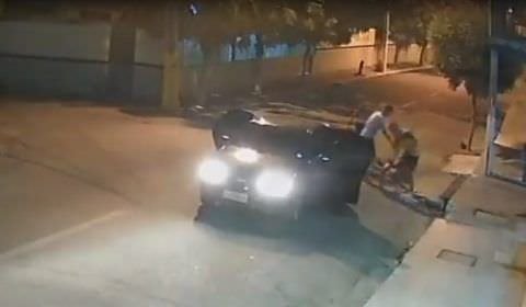 Homem tenta assaltar carro e acaba morto por assaltantes (Veja o vídeo)