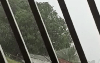 Impressionante: casa é arrastada durante tempestade em Manaus; veja vídeo
