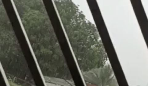 Impressionante: casa é arrastada durante tempestade em Manaus; veja vídeo