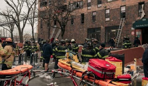 Incêndio em condomínio deixa vários mortos e feridos, em Nova York