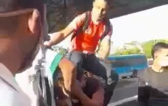 Jovem é espancado após tentativa de assalto em Manaus (veja o vídeo)