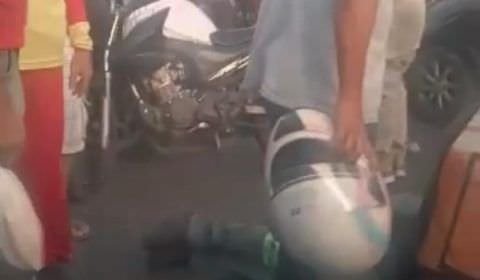 Jovem fica jogado no meio da rua após grave acidente no Nova Cidade