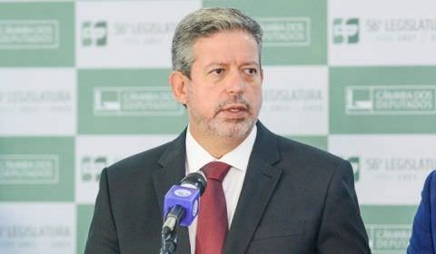 Lira anuncia volta dos trabalhos da Câmara ao sistema remoto