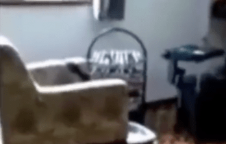 Manicure descobre que é chifrada pelo marido com a própria amiga enquanto fazia a unha dela; veja vídeo