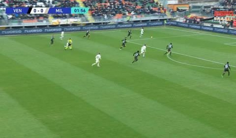 Milan vence Venezia e assume liderança provisória no Italiano