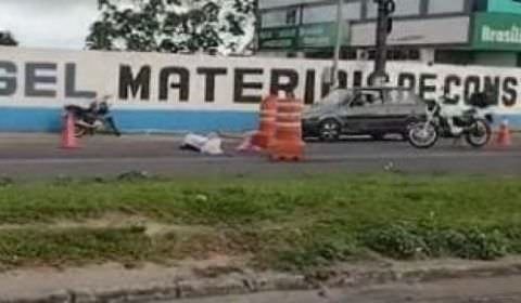 Motociclista é arremessado e morre em acidente na Max Teixeira