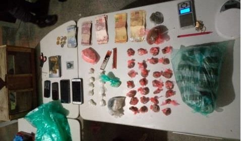 Mulher é presa por guardar drogas e jiboia de facção no Amazonas