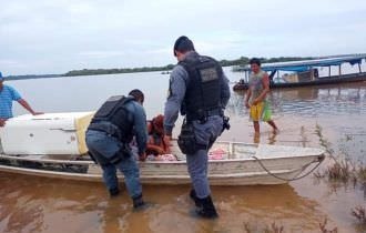Mulher entra em trabalho de parto e dá à luz em bote no Amazonas