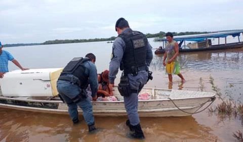 Mulher entra em trabalho de parto e dá à luz em bote no Amazonas