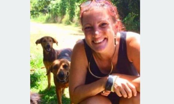 Mulher morre ao tentar salvar cães de tsunami