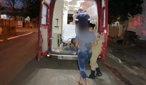 Na tentativa de matar a esposa, homem crava faca em bebê de 8 meses