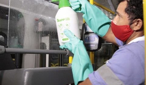 Ônibus em Manaus passam por sanitização para evitar a disseminação da Covid