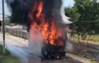 Ônibus pega fogo e deixa população apavorada (Veja o vídeo)