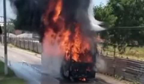 Ônibus pega fogo e deixa população apavorada (Veja o vídeo)