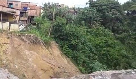 Parte de rua desaba no conjunto Francisca Mendes