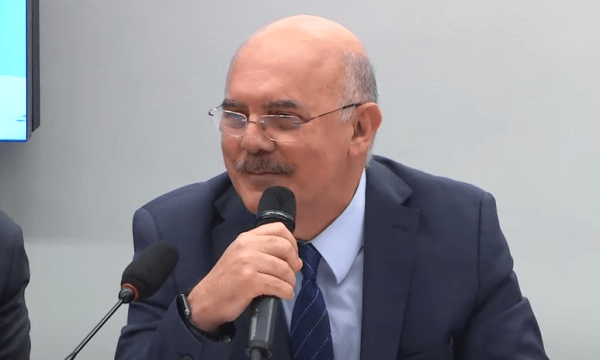 PGR denuncia ministro da Educação ao STF por homofobia
