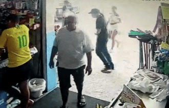 Policial aposentado é baleado dentro de mercadinho no Santa Etelvina, em Manaus; veja vídeo