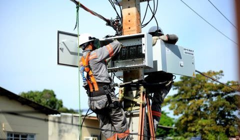 População faz manifestação contra novo medidor de energia (vídeo)
