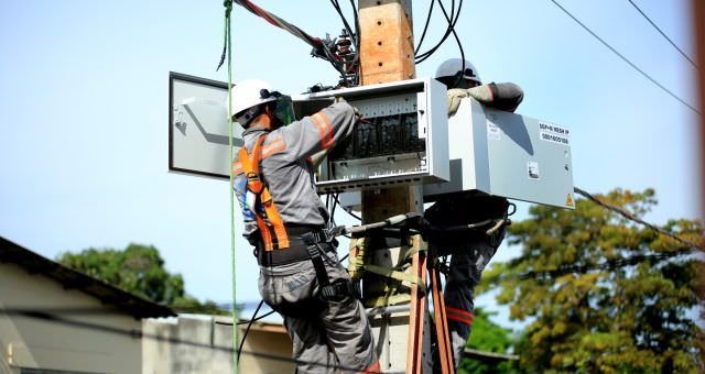 Câmara aprova convocação da diretoria da Ámbar Energia para explicar apagões e aumento nas contas de luz