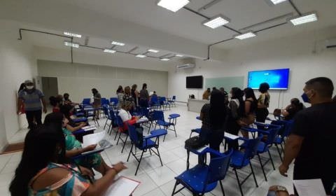 Urgente: Aluno dá esponja de aço como presente a professora negra