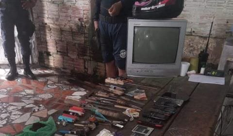 Revista feita no Presídio de Tefé, vários celulares encontrados