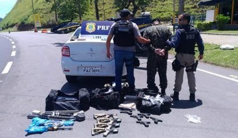 Sargento de Exército é preso com fuzis, pistolas, munições e drogas