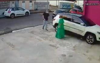 Suspeito de roubar carro de empresária em frente de loja em Manaus é preso