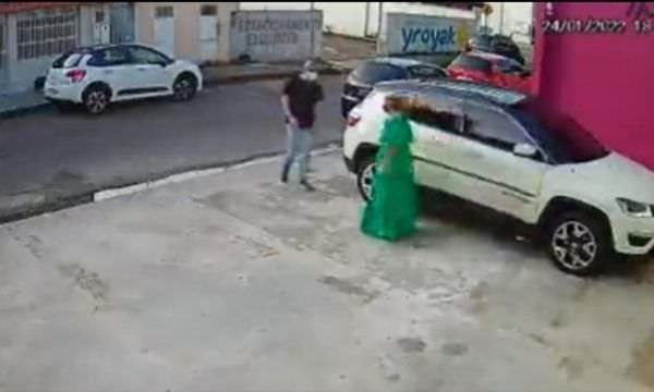 Suspeito de roubar carro de empresária em frente de loja em Manaus é preso