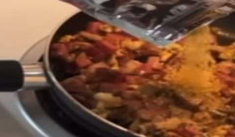 ‘Telezé, mana?’: manaura compra 1kg de farinha por valor caríssimo durante viagem e viraliza; veja vídeo