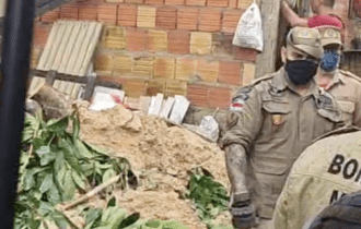 Urgente: Casa desaba com moradores dentro em Manaus