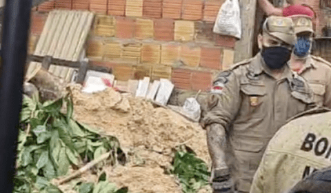 Urgente: Casa desaba com moradores dentro em Manaus